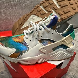 Nike Blue and Green Sneakers Dynamic Design